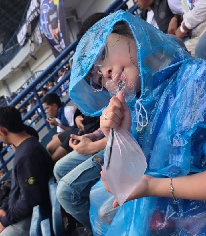Aryani Fitriana dan Keluarga Nonton Persib vs Persija di GBLA
