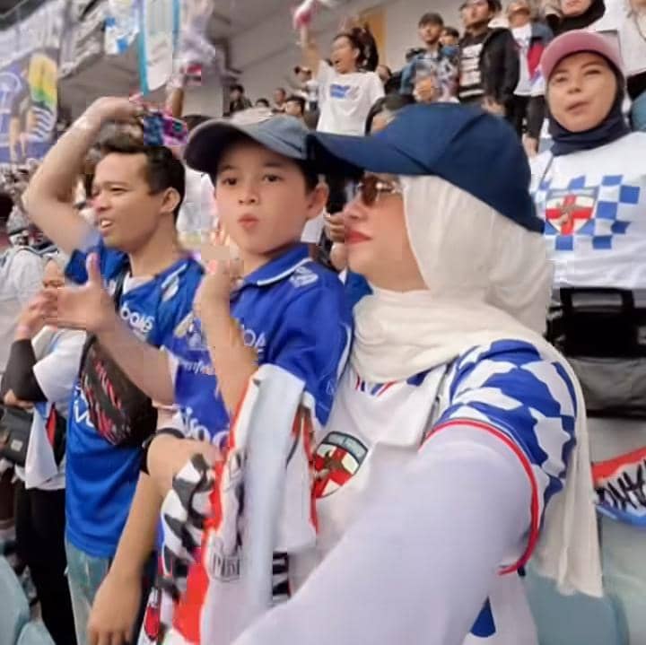 Aryani Fitriana dan Keluarga Nonton Persib vs Persija di GBLA