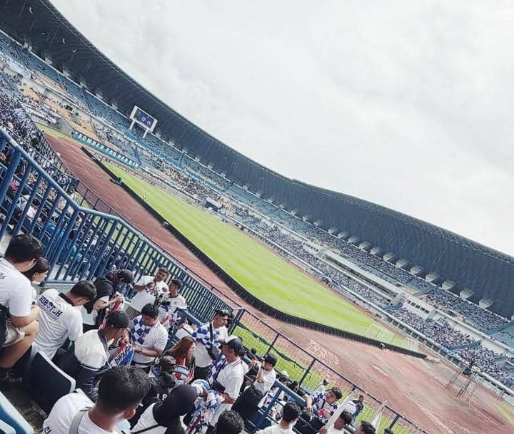 Aryani Fitriana dan Keluarga Nonton Persib vs Persija di GBLA