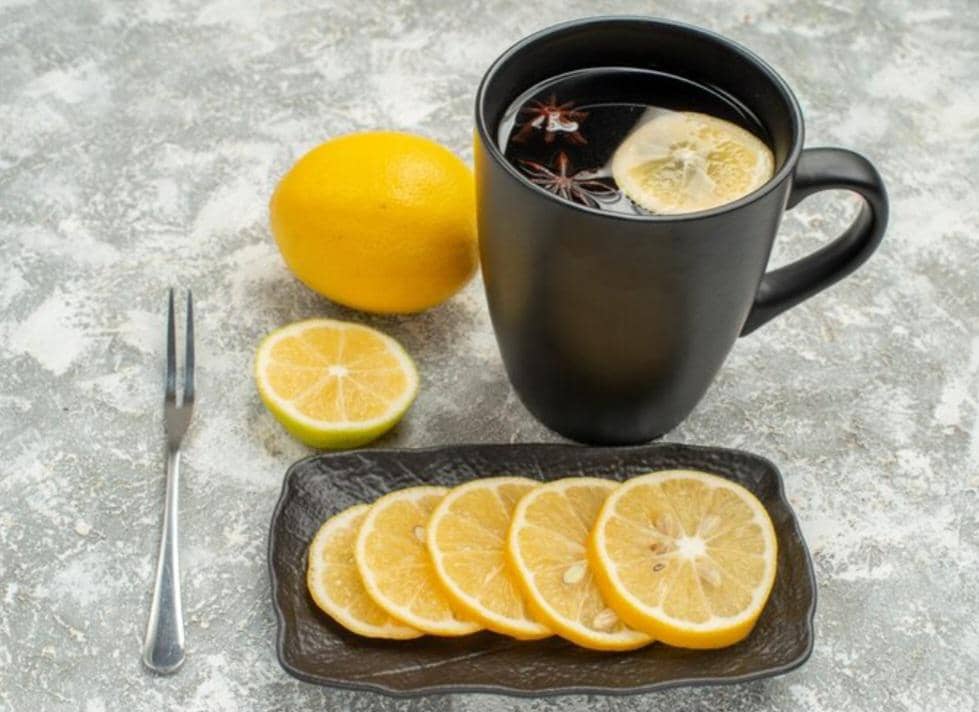 ilustrasi air lemon (freepik.com/KamranAydinov)