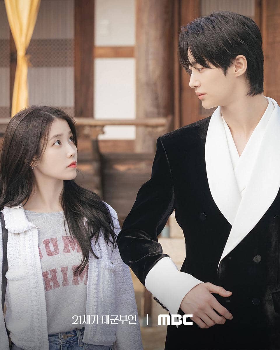 Byeon Woo Seok dan IU di drama Perfect Crown