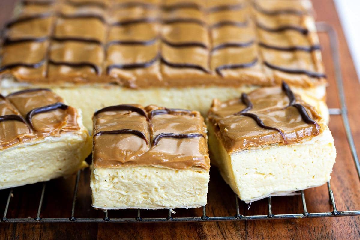 ilustrasi sajian vanilla caramel slice