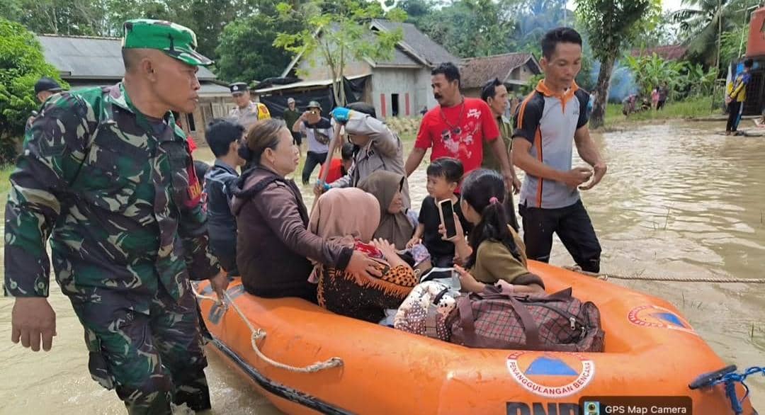 Proses evakuasi warga korban banjir di OKI.