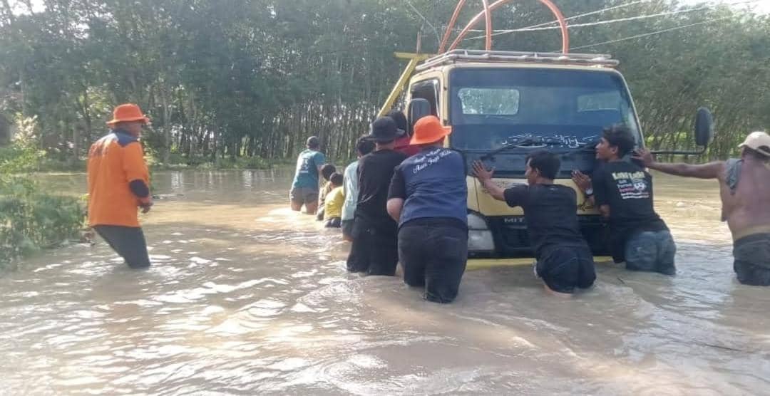 Proses evakuasi warga korban banjir di OKI.