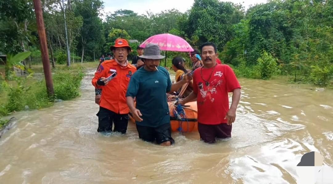 Proses evakuasi warga korban banjir di OKI.