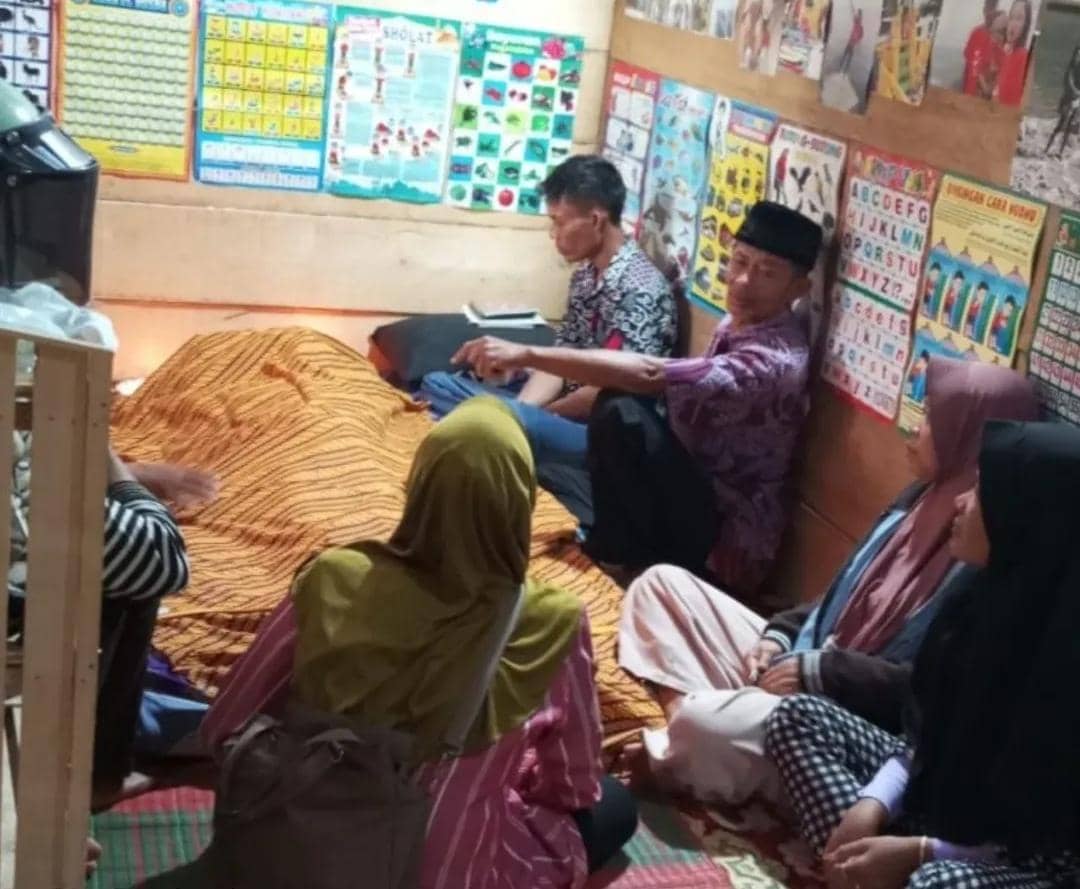 Korban sambaran petir saat dibawa ke rumah duka.