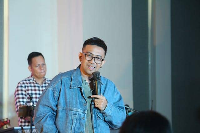 Ilustrasi host acara 