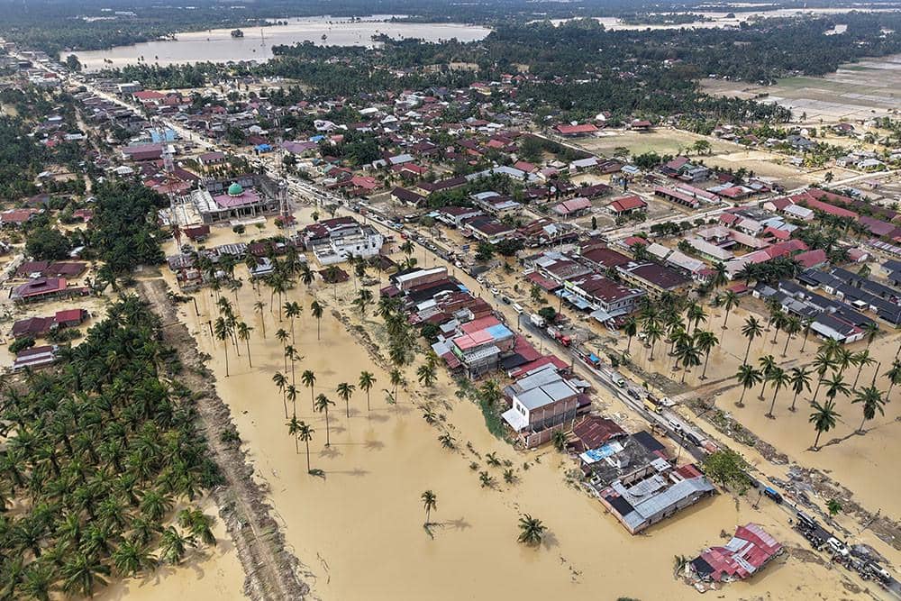 Foto udara dampak kerusakan pascabanjir bandang di Aceh Tamiang, Aceh, Selasa (2/12/2025).  by: ANTARA FOTO/Suhendra 