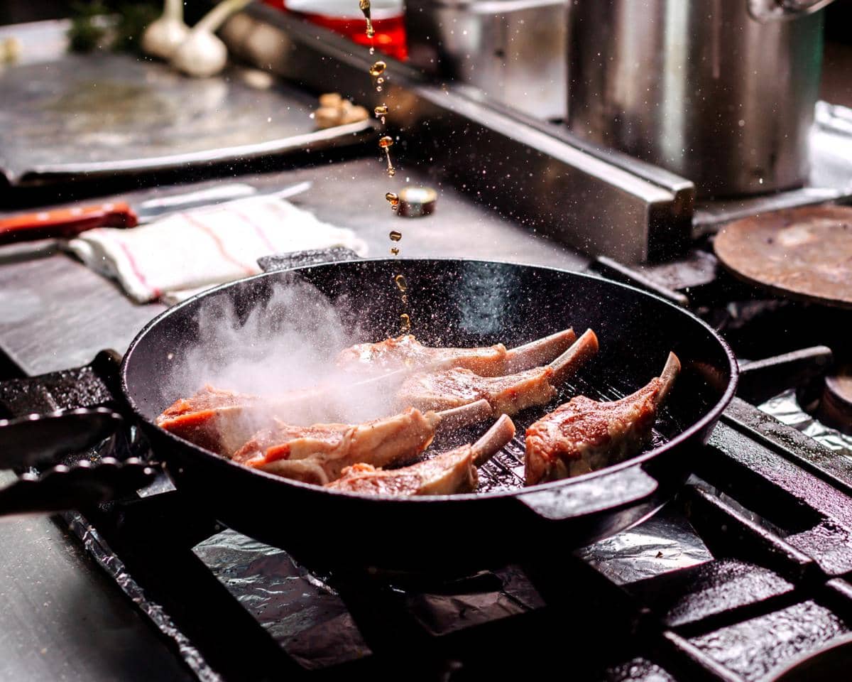 ilustrasi memasak daging