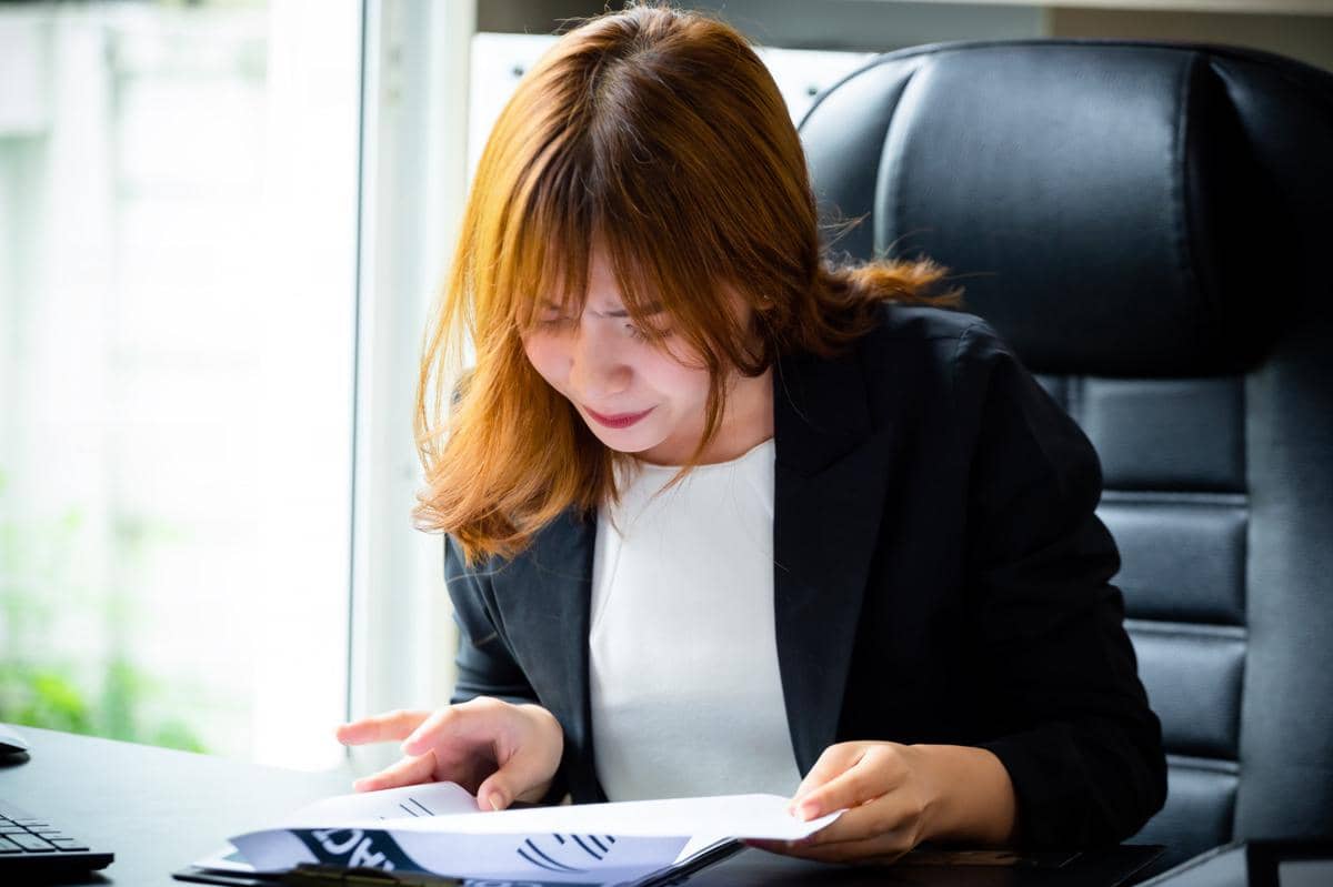 Membaca panduan perusahaan