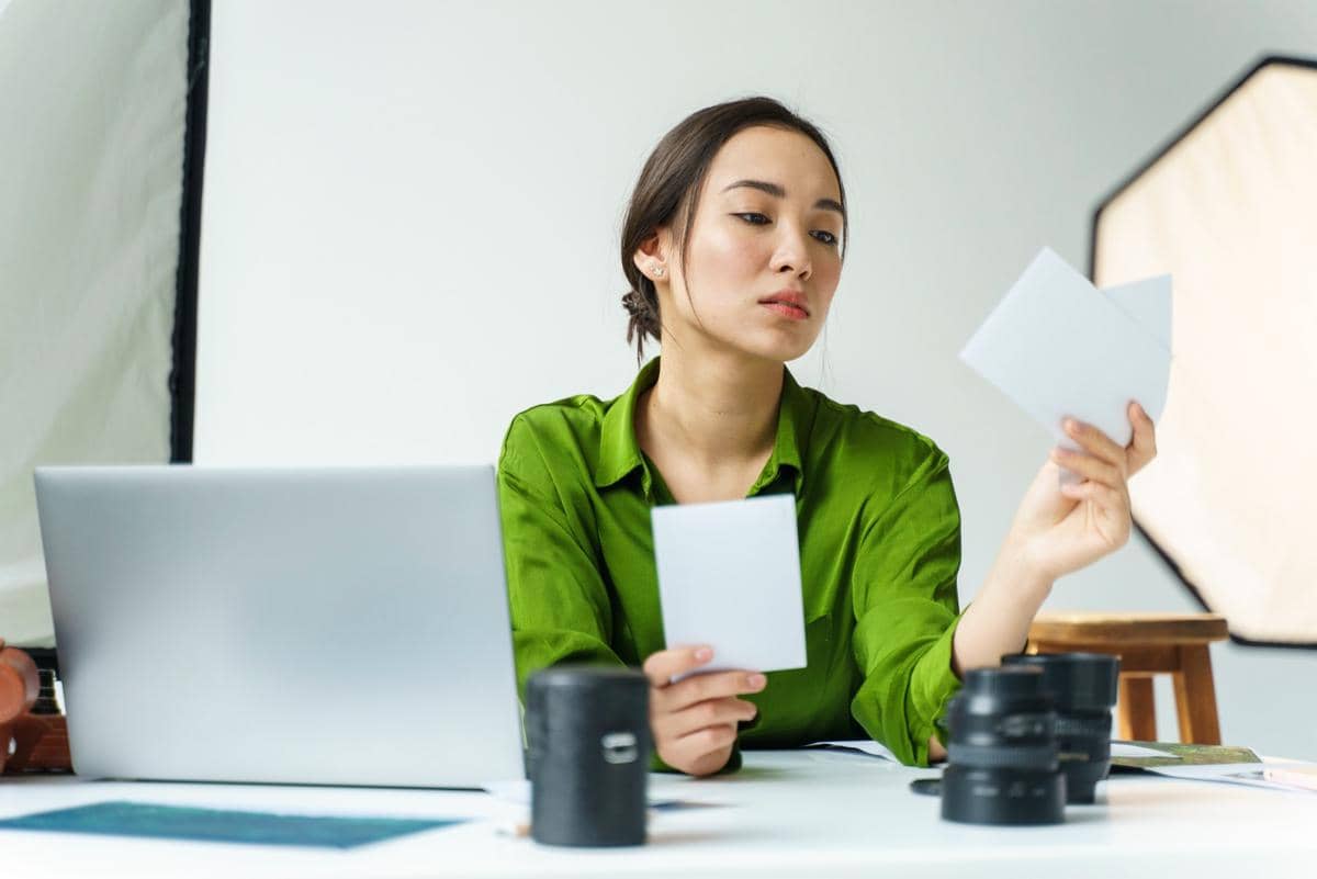 Memeriksa bukti pembayaran