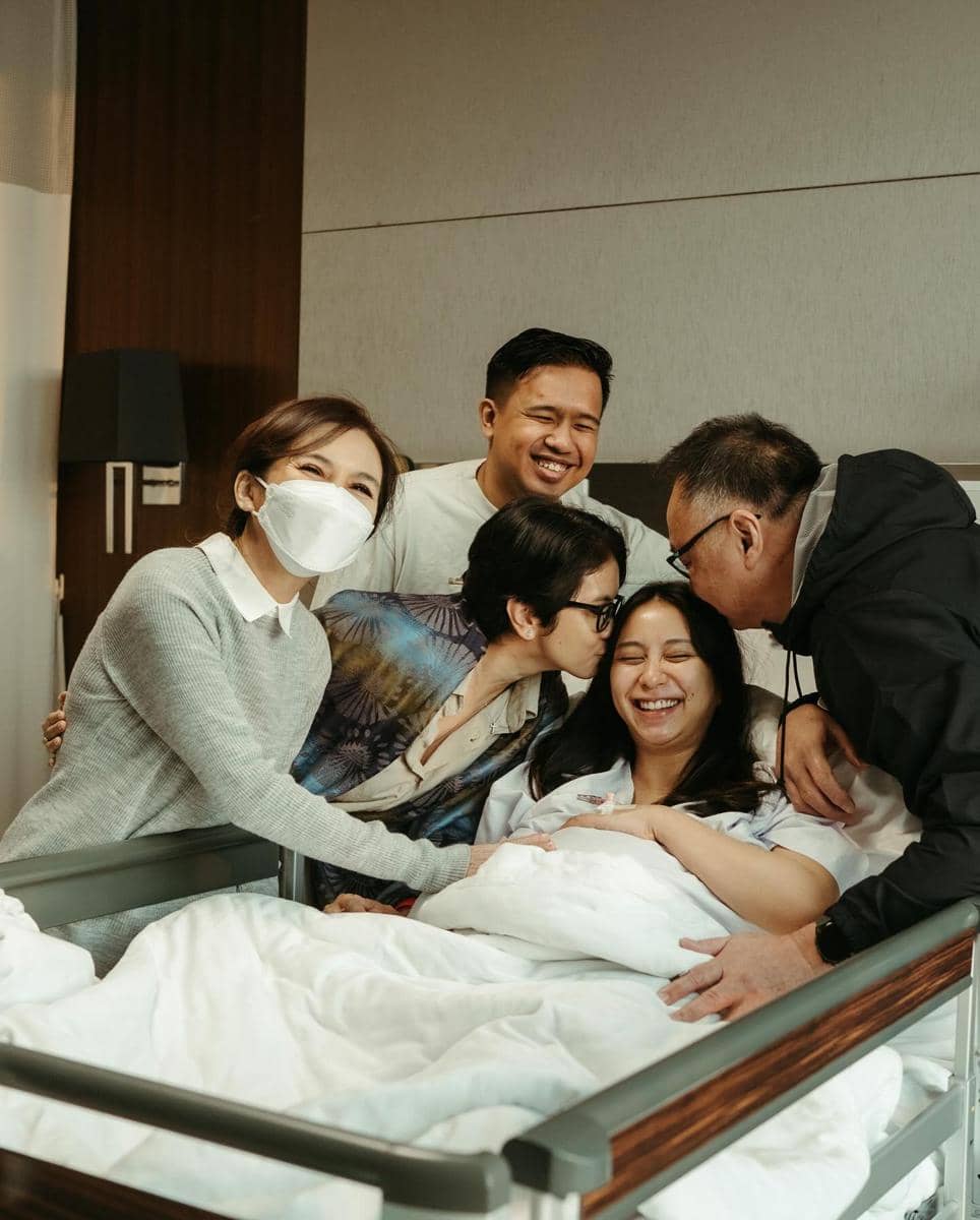 Kedekatan Joshua Suherman dan Ibunda (instagram.com/suhermanlisa)