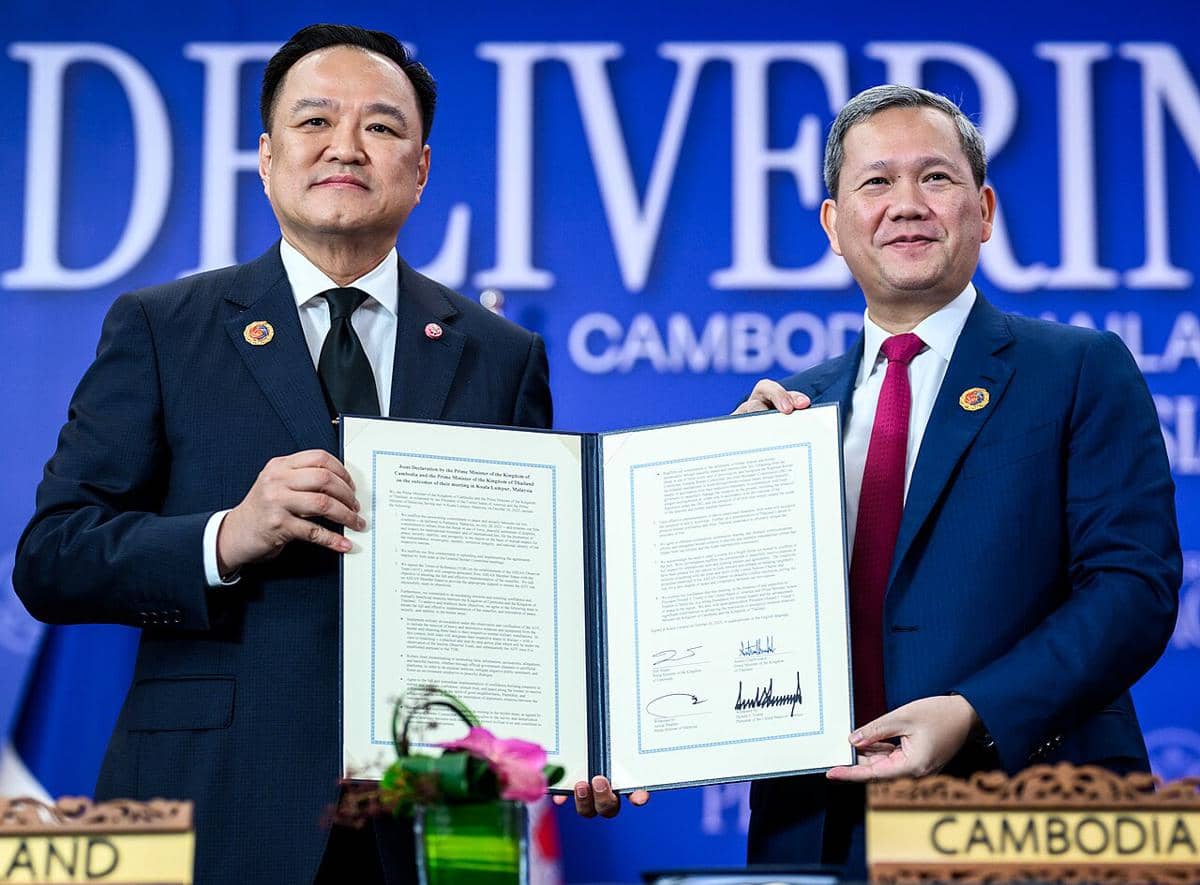 Perdana Menteri Thailand, Anutin Charnvirakul, dan Perdana Menteri Kamboja, Hun Manet, sedang melakukan pertemuan.