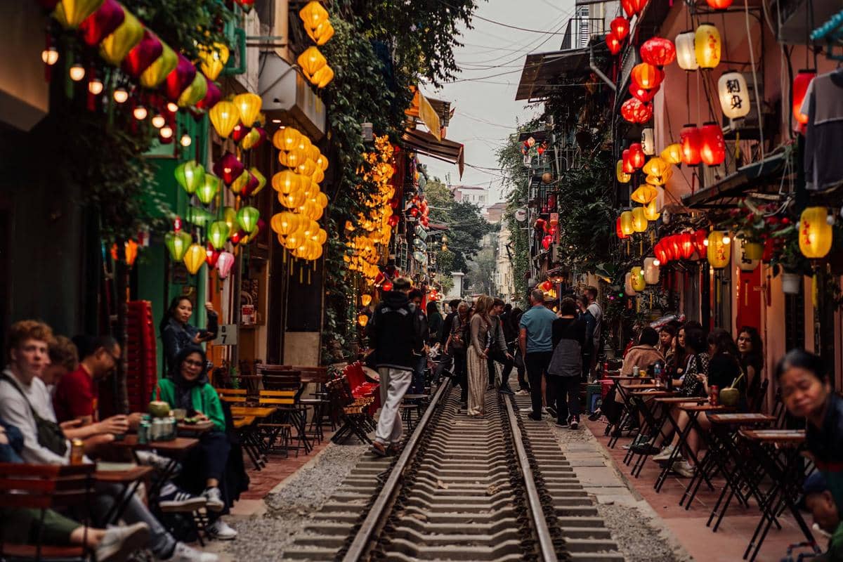 ilustrasi Hanoi Street Train