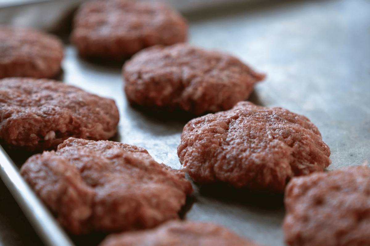 ilustrasi membuat hamburger steak pepper rice