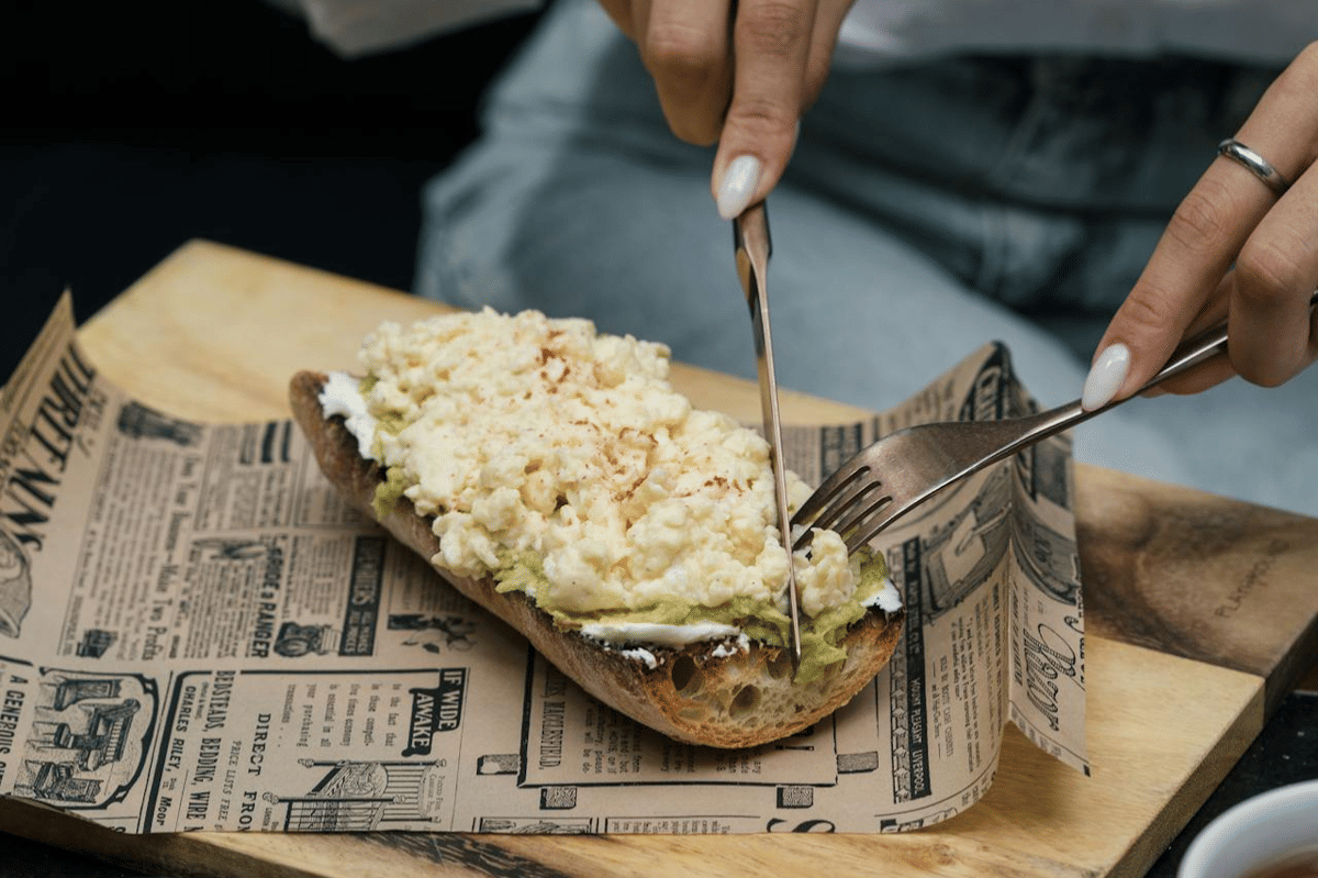 ilustrasi roti panggang telur dengan keju cottage