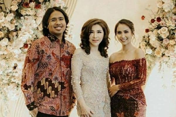 Kedekatan Joshua Suherman dan Ibunda (instagram.com/suhermanlisa)