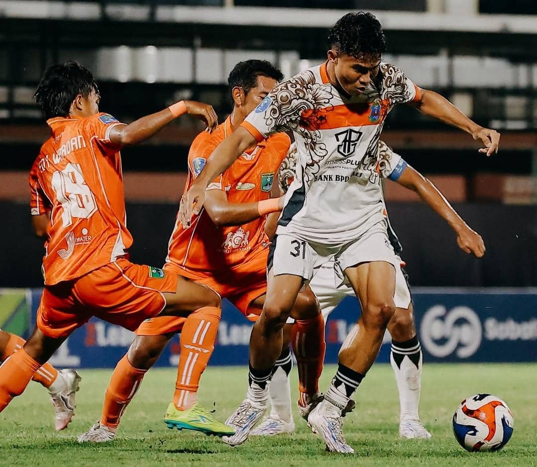 Jalannya pertandingan antara Perseden Denpasar (puJalannya pertandingan antara Perseden Denpasar (putih) dan Persekabpas Pasuruan (oranye).tih) dan Persekabpas Pasuruan (oranye)