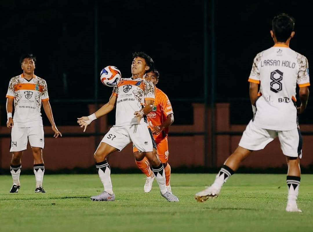 Jalannya pertandingan antara Perseden Denpasar (putih) dan Persekabpas Pasuruan (oranye).
