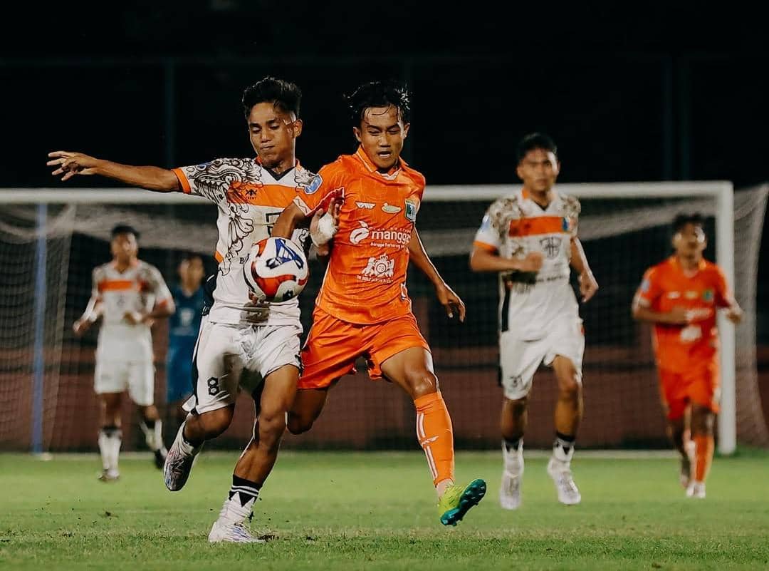 Jalannya pertandingan antara Perseden Denpasar (putih) dan Persekabpas Pasuruan (oranye)