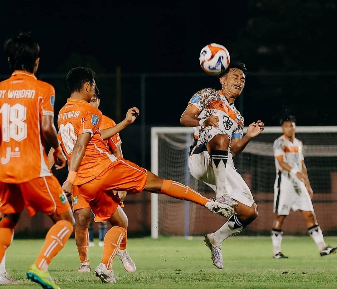 Jalannya pertandingan antara Perseden Denpasar (putih) dan Persekabpas Pasuruan (oranye). 