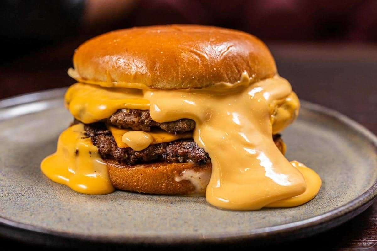 Potret burger dengan keju meleleh