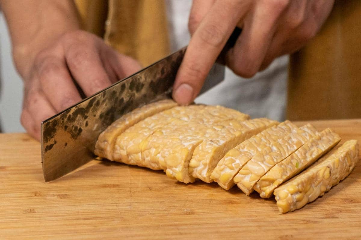 ilustrasi memotong tempe