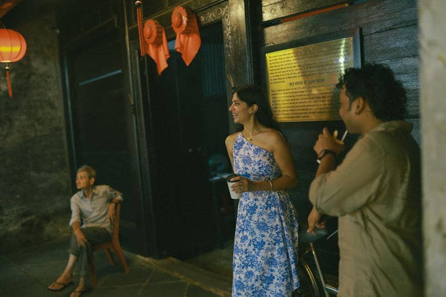 ilustrasi wisatawan yang saling mengobrol