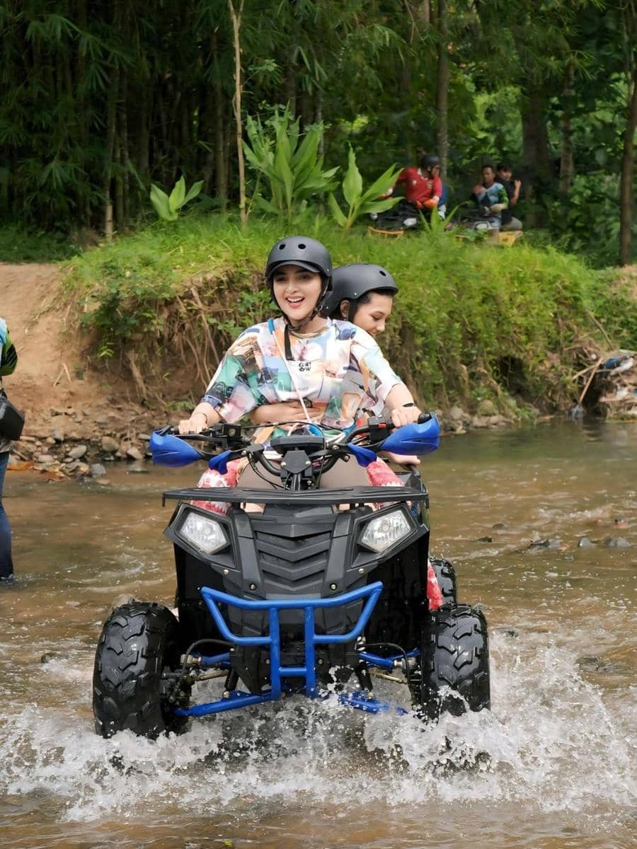 Ashanty dan keluarga main ATV di Magelang