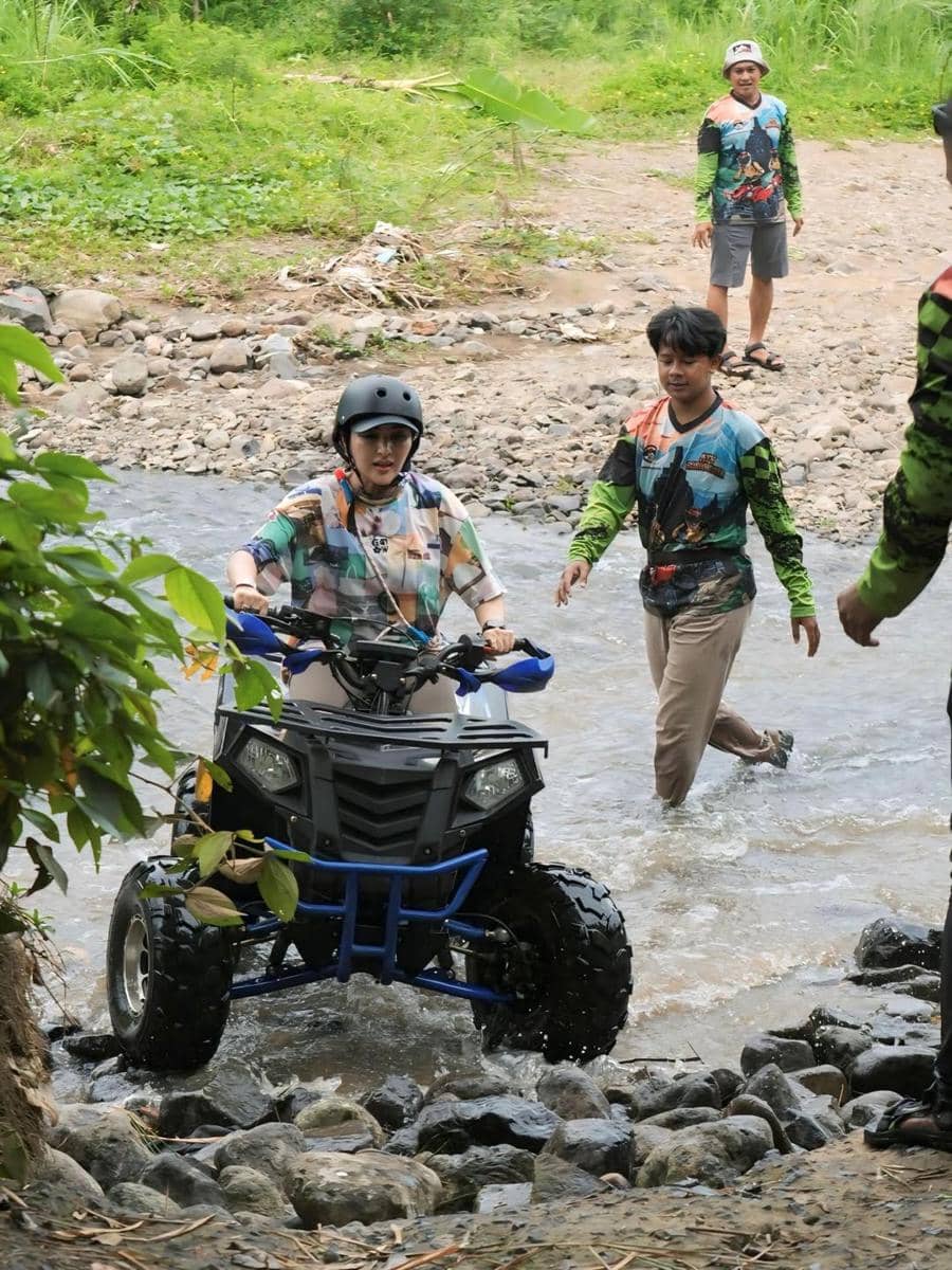 Ashanty dan keluarga main ATV di Magelang