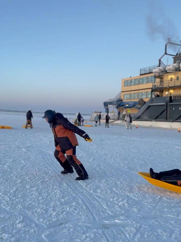 Lyodra wisata ke Samudra Arktik.