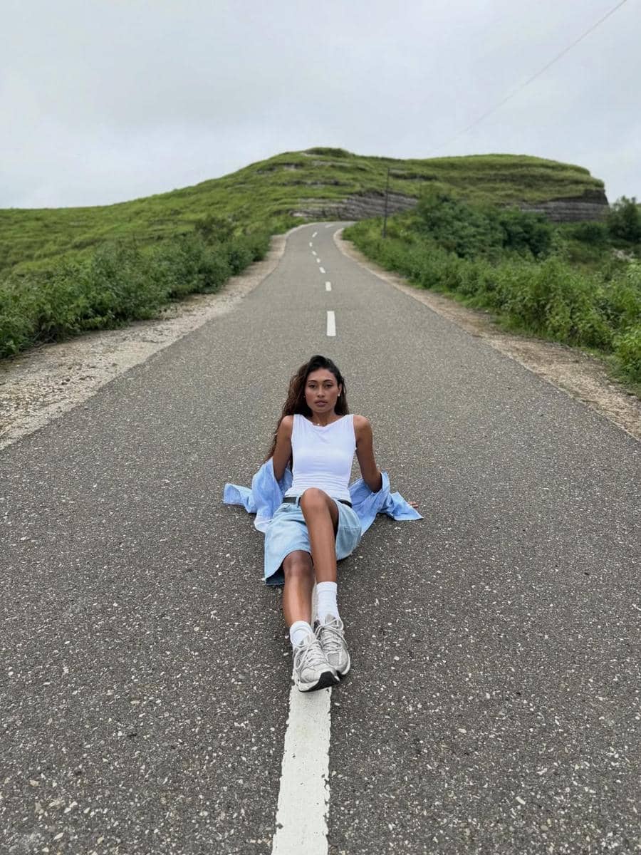 Novia Bachmid menikmati pemandangan Tanarara, Sumba Timur.