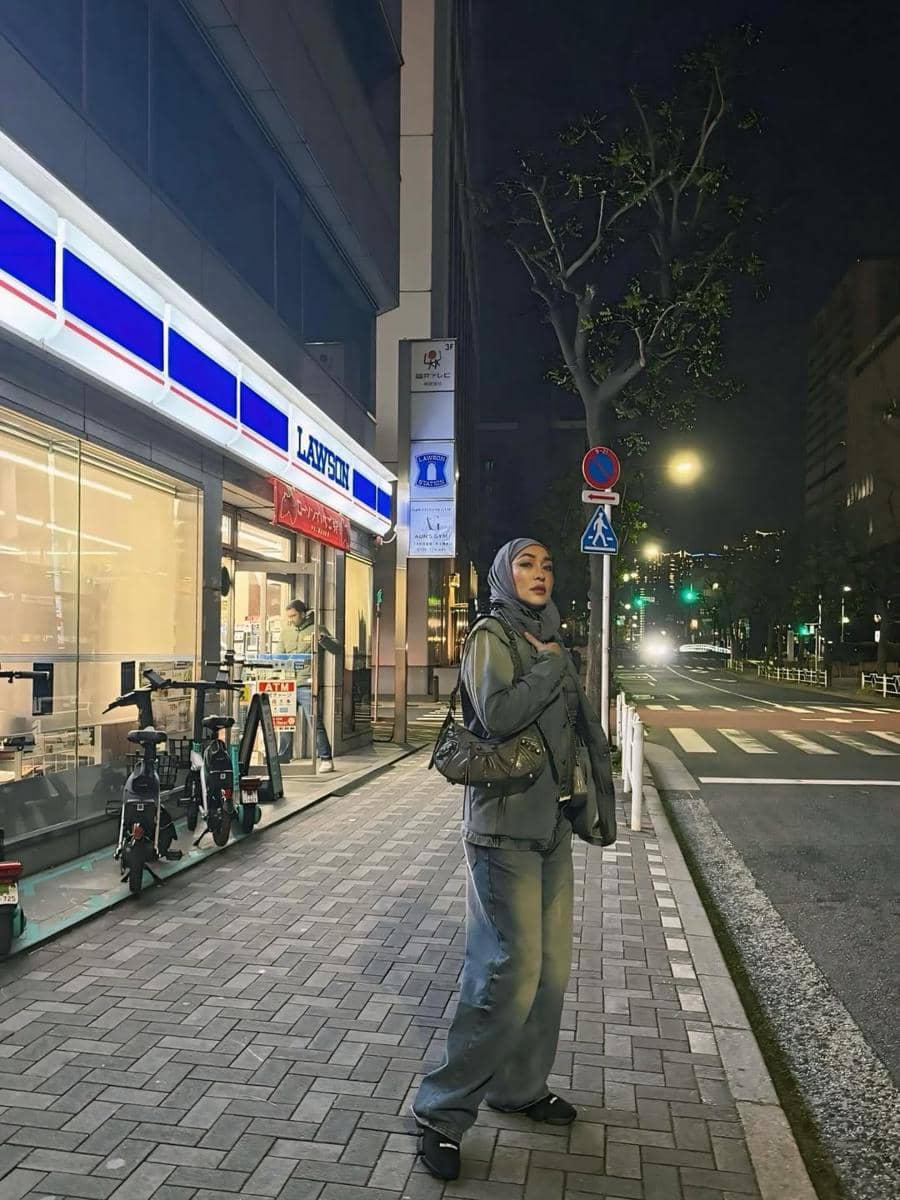 Angelina Sondakh liburan bareng Keanu Massaid ke Jepang