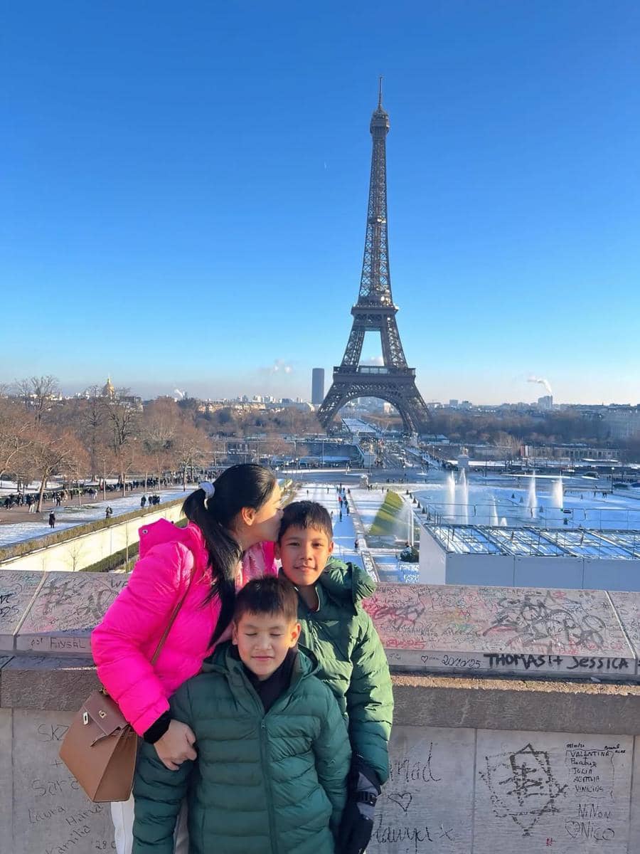 Keluarga Titi Kamal menikmati salju di menara Eiffel