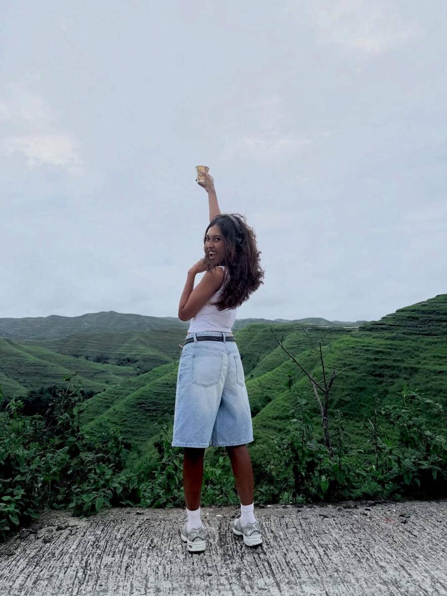 Novia Bachmid menikmati pemandangan Tanarara, Sumba Timur.