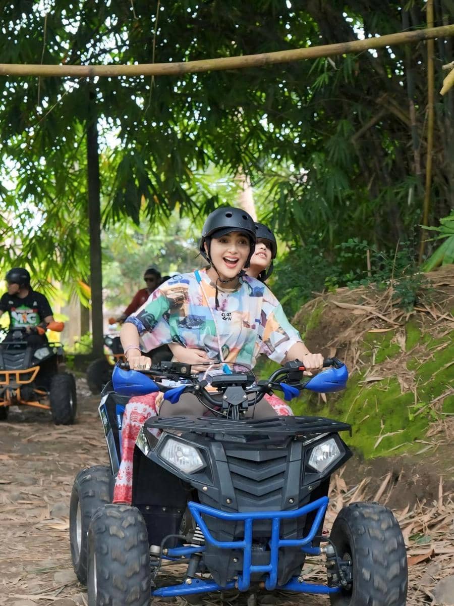 Ashanty dan keluarga main ATV di Magelang