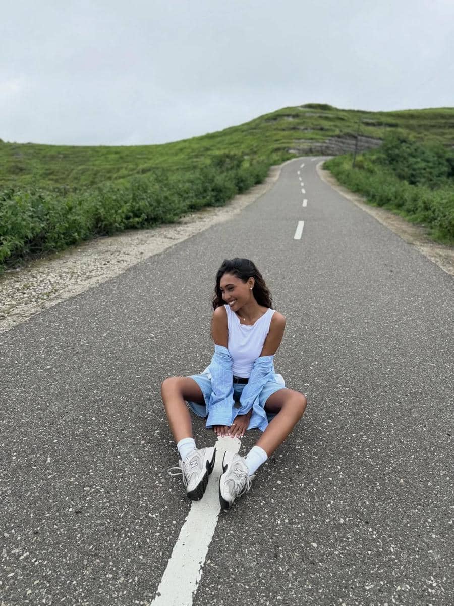 Novia Bachmid menikmati pemandangan Tanarara, Sumba Timur.