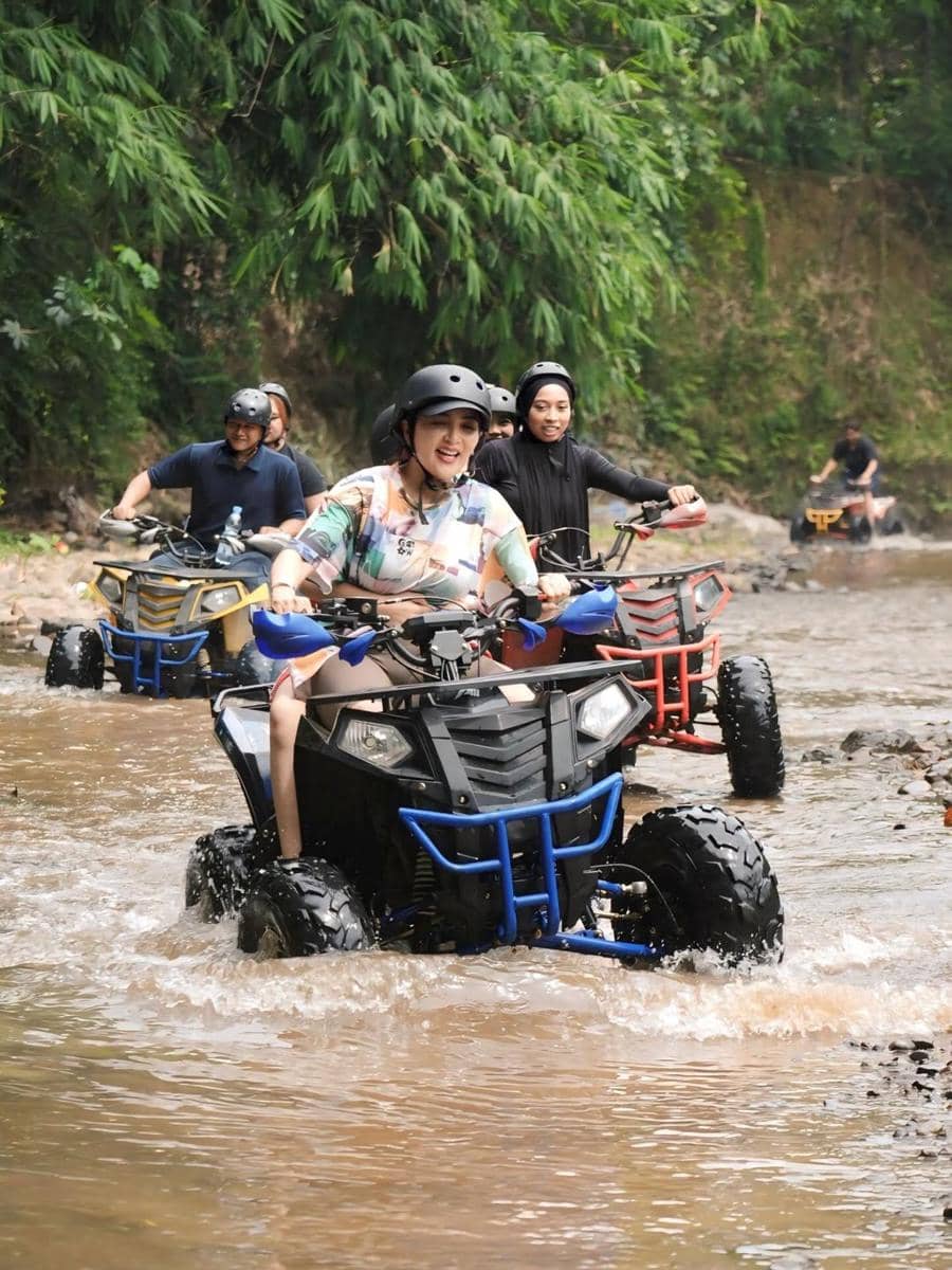 Ashanty dan keluarga main ATV di Magelang