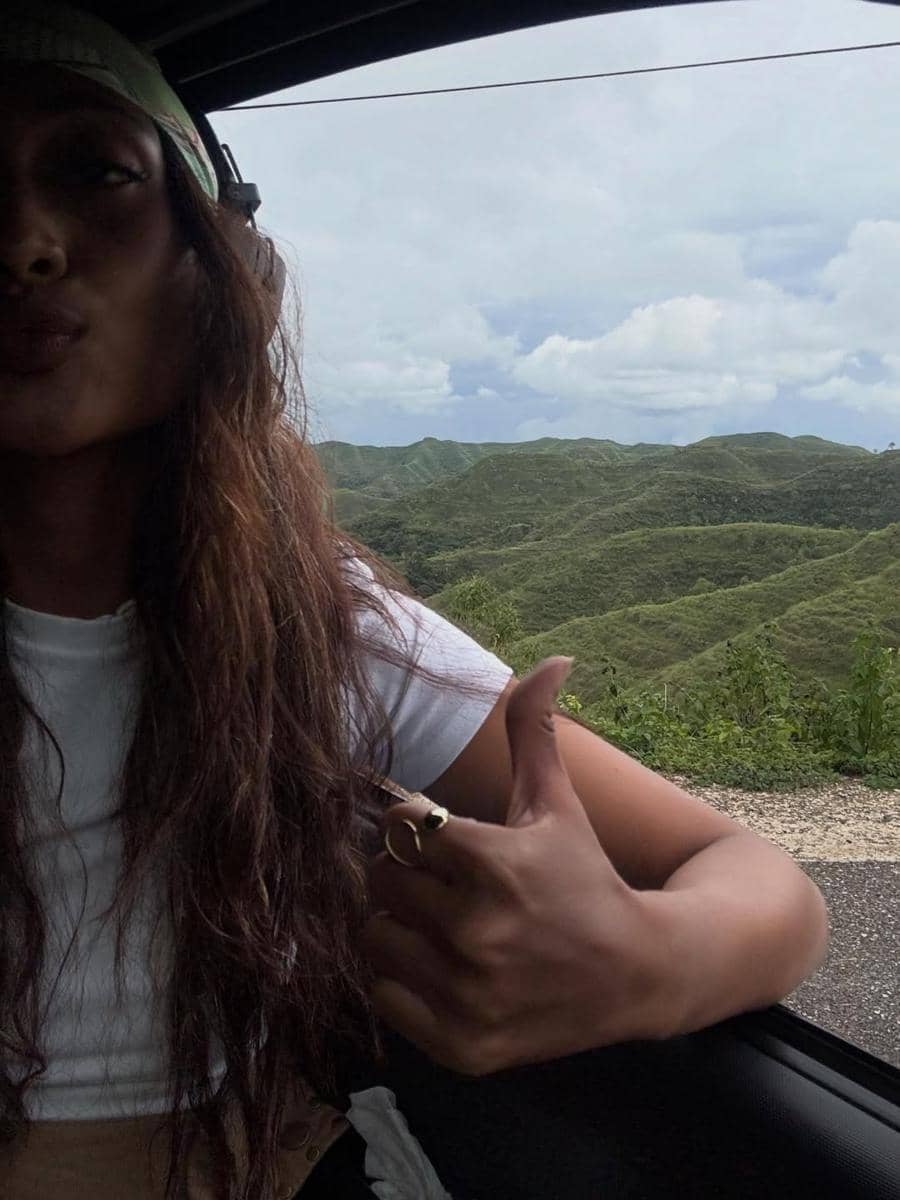 Novia Bachmid menikmati pemandangan Tanarara, Sumba Timur.