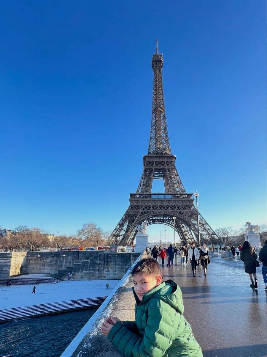 Keluarga Titi Kamal menikmati salju di menara Eiffel