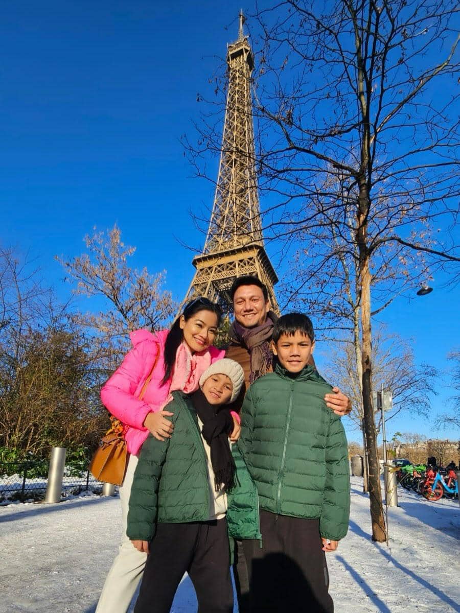 Keluarga Titi Kamal menikmati salju di menara Eiffel