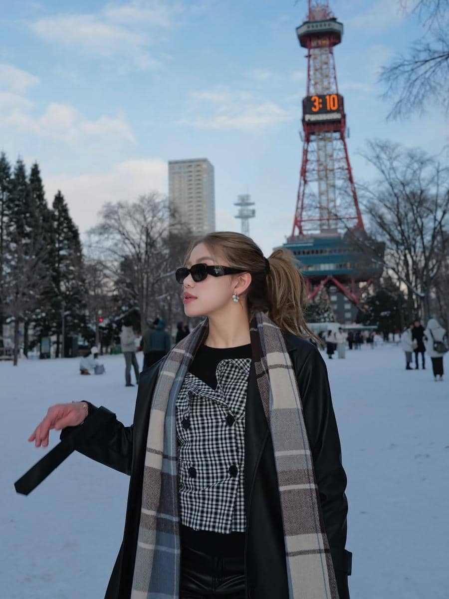 Regina Phoenix puas bermain salju di Sapporo