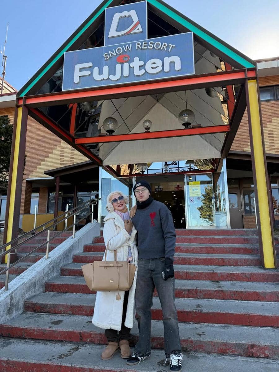 Angelina Sondakh liburan bareng Keanu Massaid ke Jepang