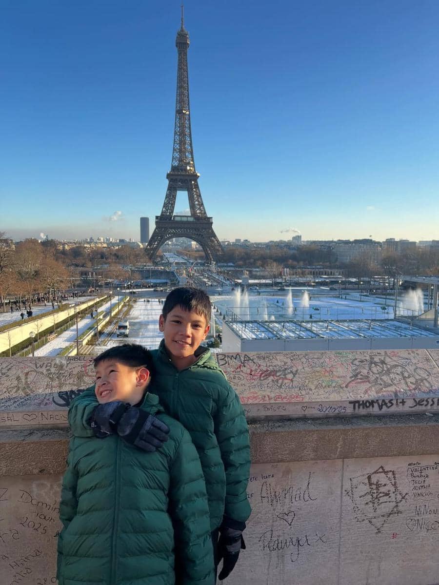 Keluarga Titi Kamal menikmati salju di menara Eiffel