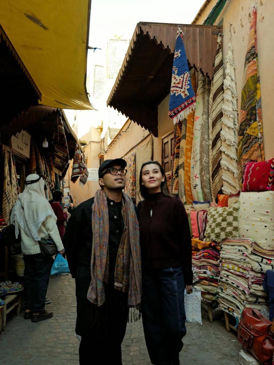 Thariq dan Aaliyah jalan-jalan di Souk Semmarine.