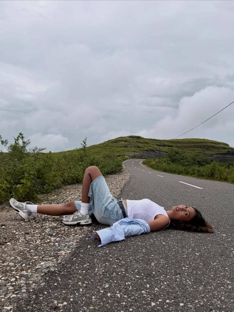 Novia Bachmid menikmati pemandangan Tanarara, Sumba Timur.