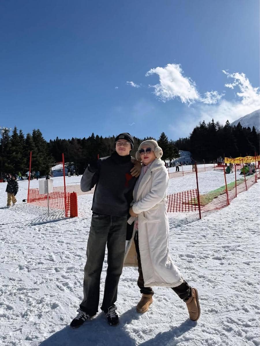 Angelina Sondakh liburan bareng Keanu Massaid ke Jepang