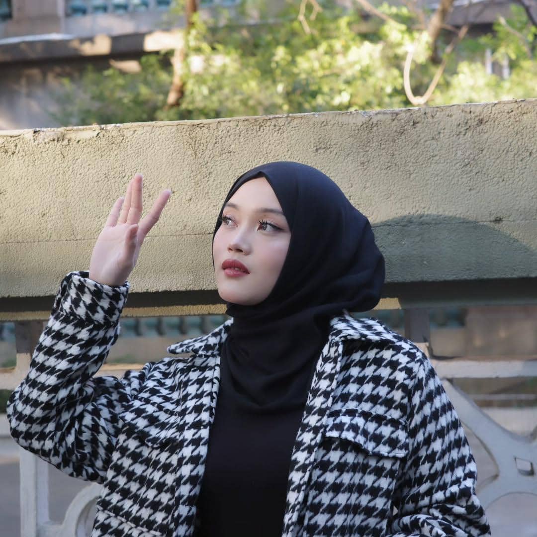 Putri Delina jalan-jalan di Shamian Island