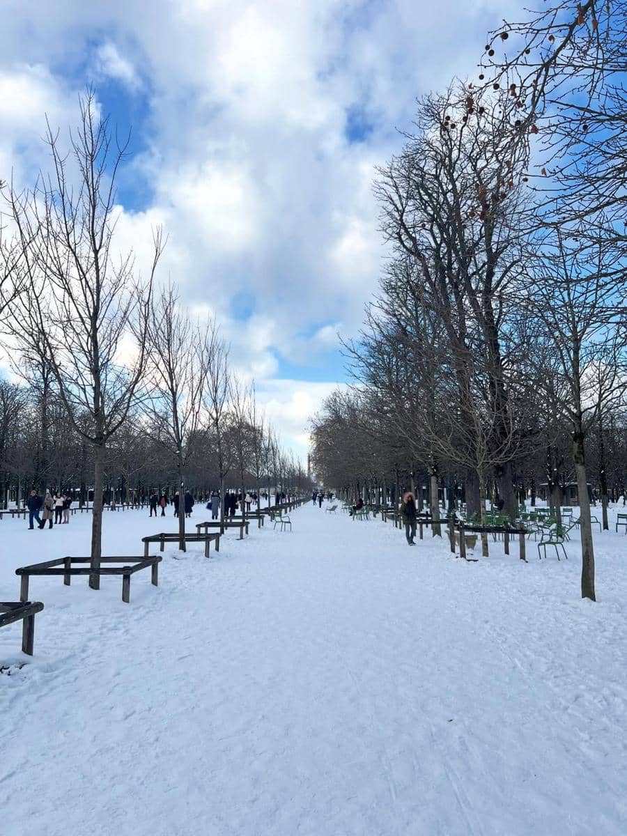 Keluarga Titi Kamal menikmati salju di menara Eiffel