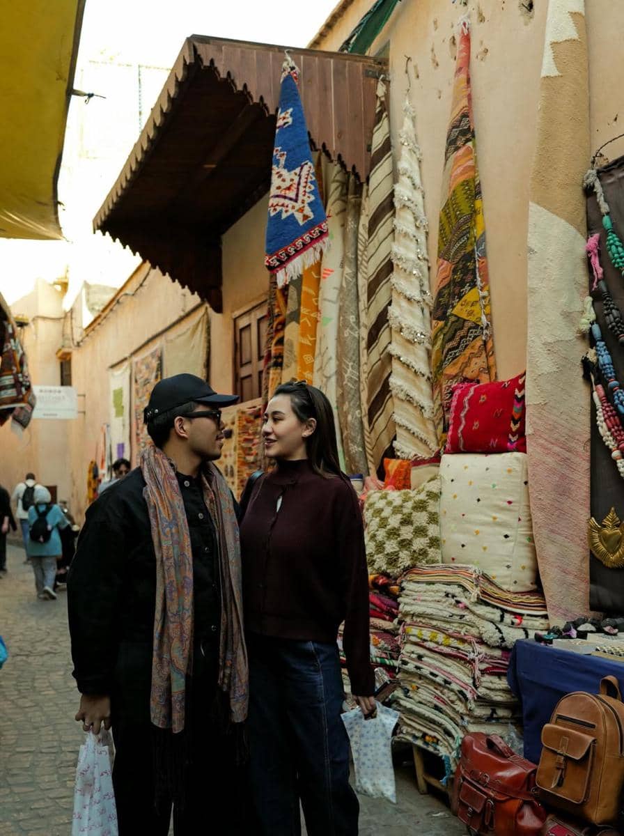 Thariq dan Aaliyah jalan-jalan di Souk Semmarine.